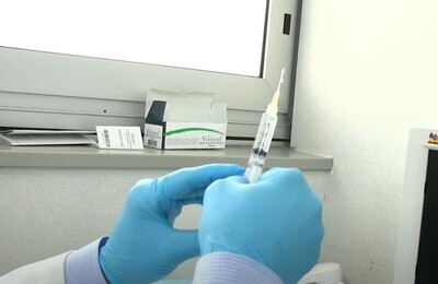 Проведение кодирования Вивитролом в Хадыженске Шприц с Вивитролом в руках у врача